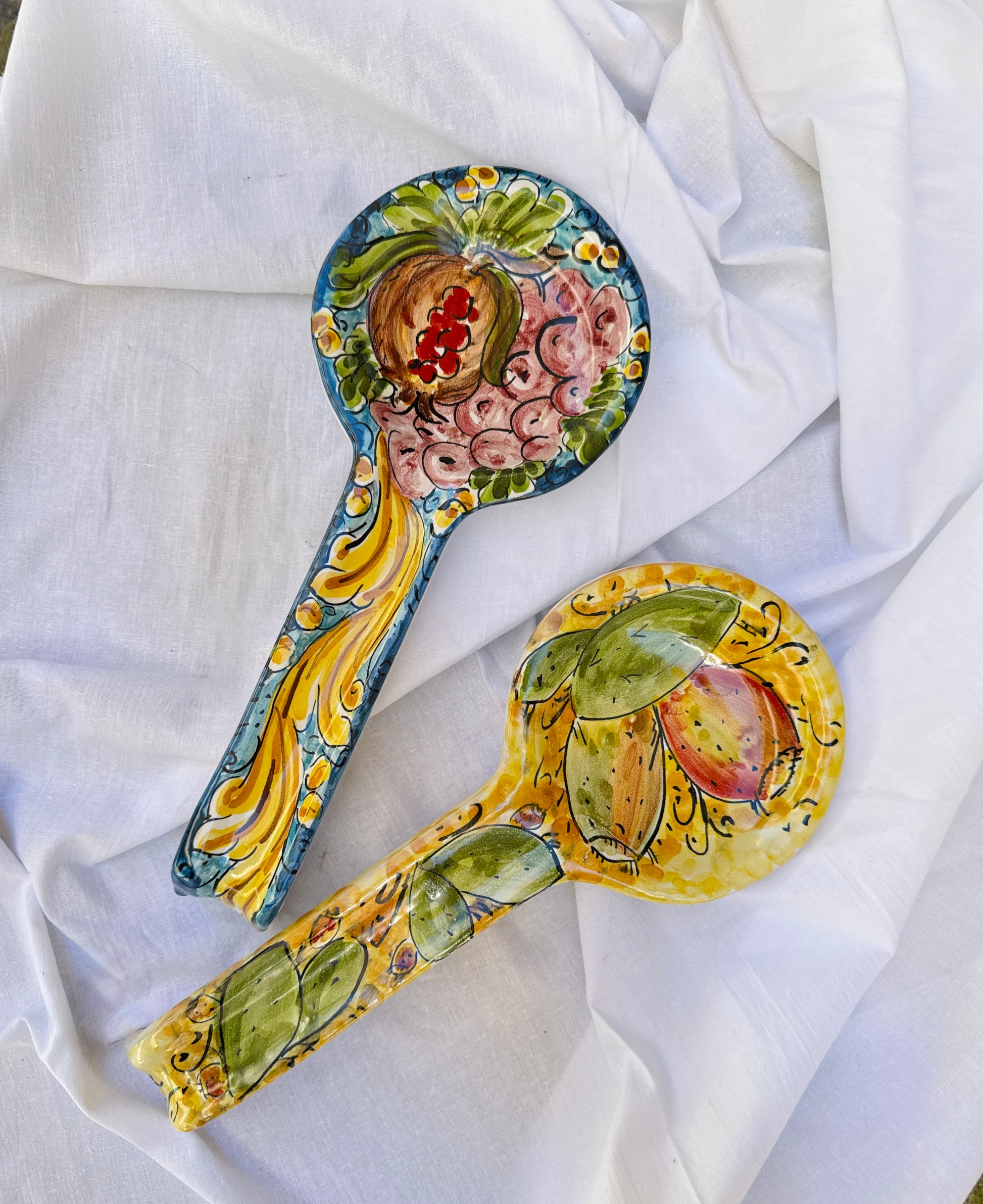 Hand-painted Sicilian ceramic serving spoon with pomegranate motif
Mediterranean ceramic kitchen utensil handcrafted in Sicily
Italian artisan ceramic serving spoon with baroque decoration