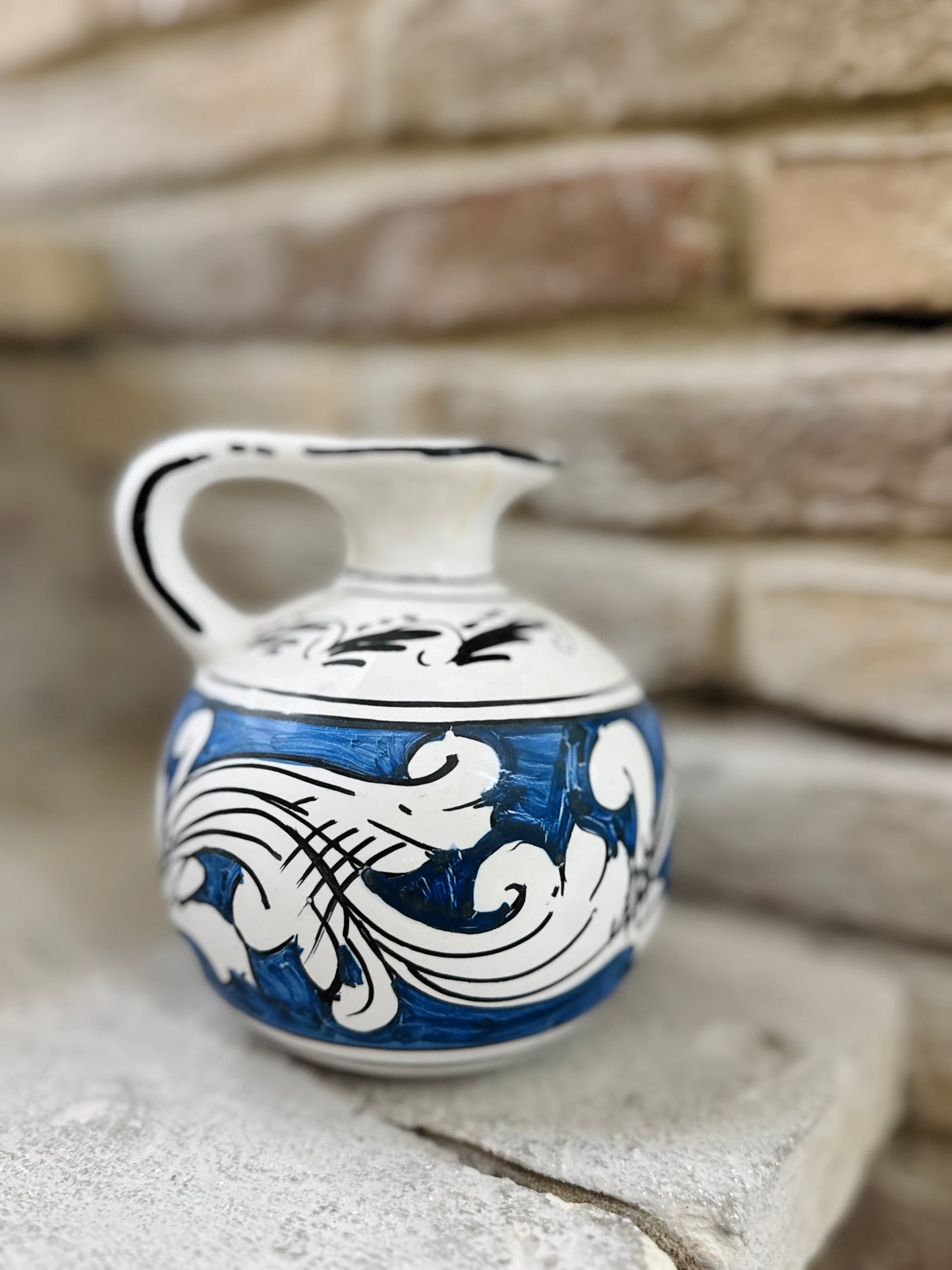 Hand-painted Sicilian ceramic oil cruet in cobalt blue
Mediterranean ceramic olive oil bottle handcrafted in Sicily
Italian artisan ceramic cruet with baroque motifs